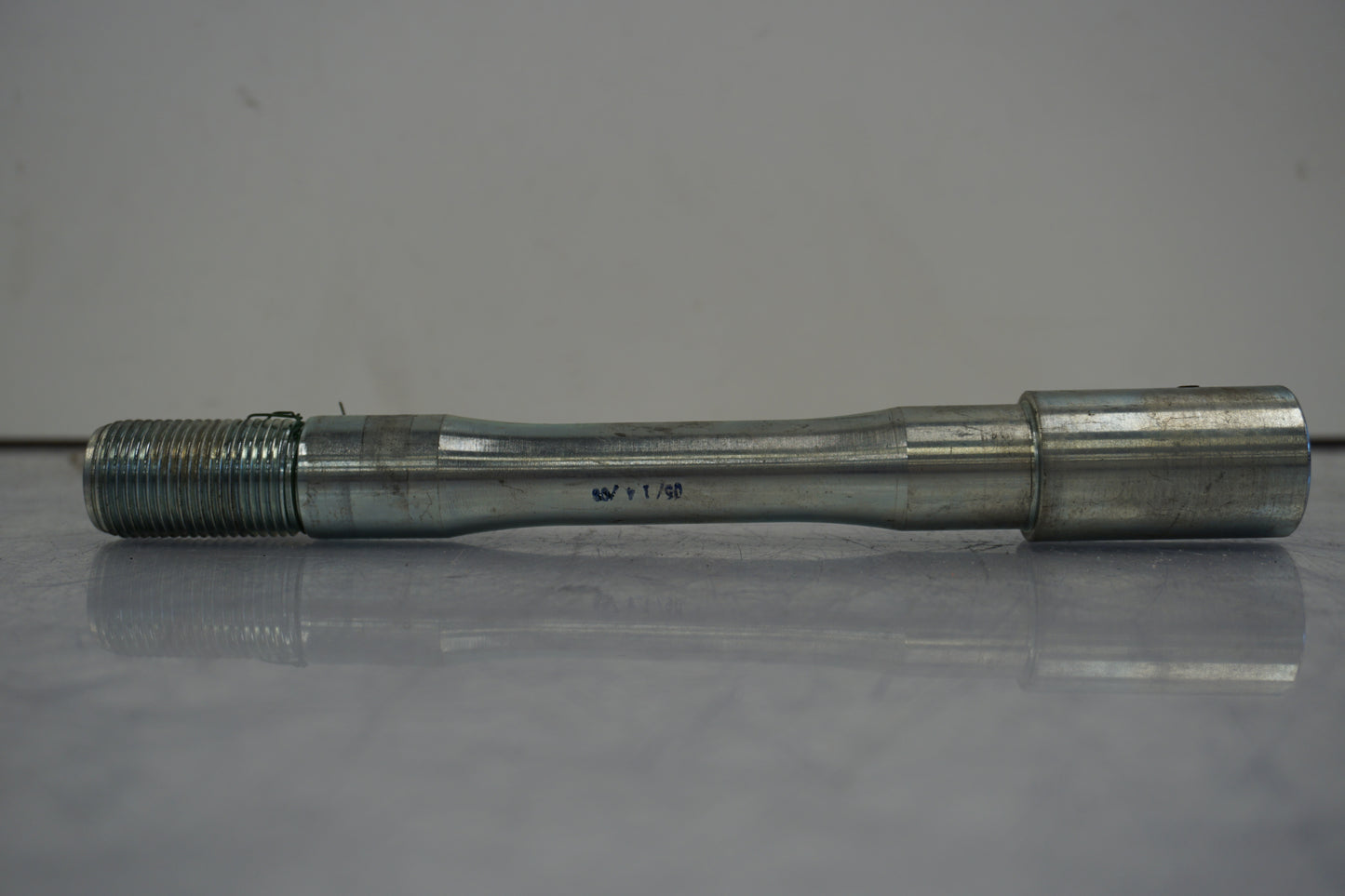 Höger sida på Axel från en Buell XB 12 -2009 motorcykel.