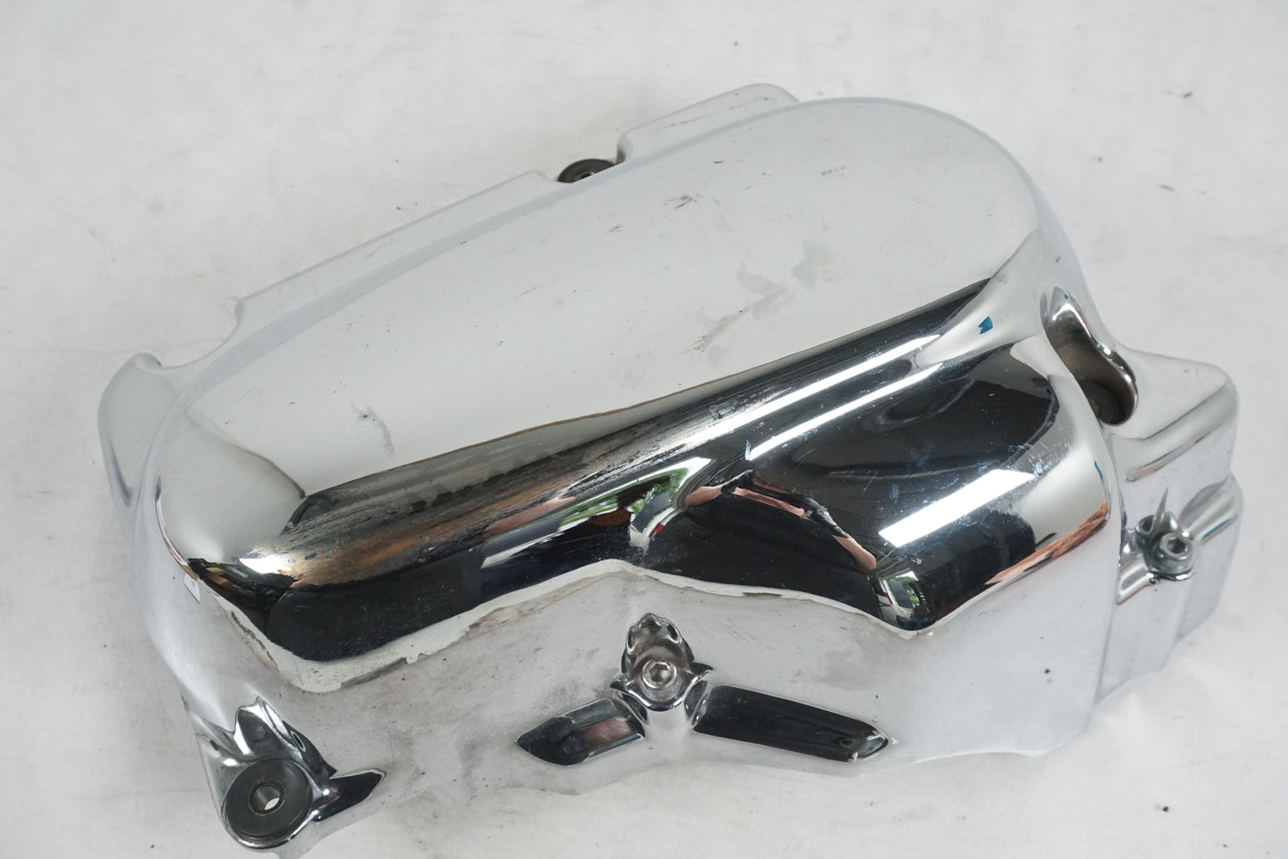 Snett nerifrån på Motorkåpa från en Yamaha XVS 650 -2002 motorcykel.