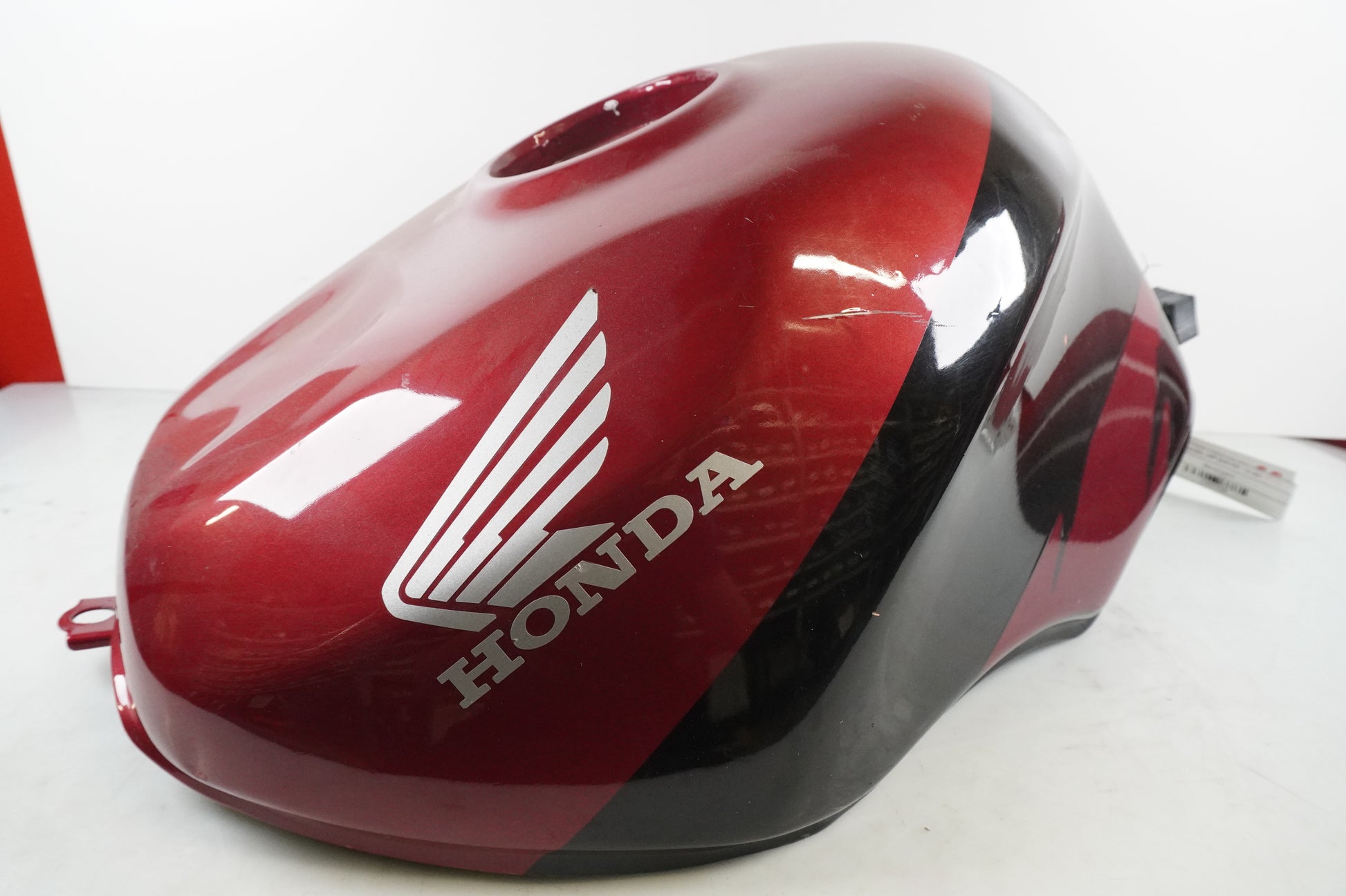 Baksidan på Bensintank från en Honda CBR 900 RR -2003 motorcykel.