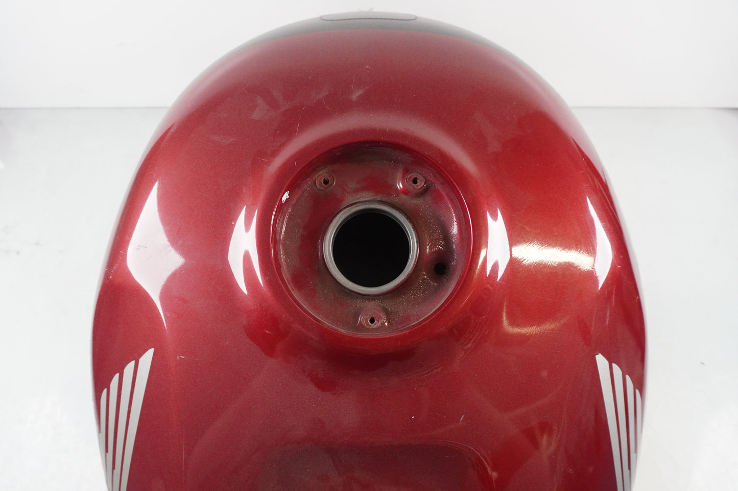 Vänster sida på Bensintank från en Honda CBR 900 RR -2003 motorcykel.