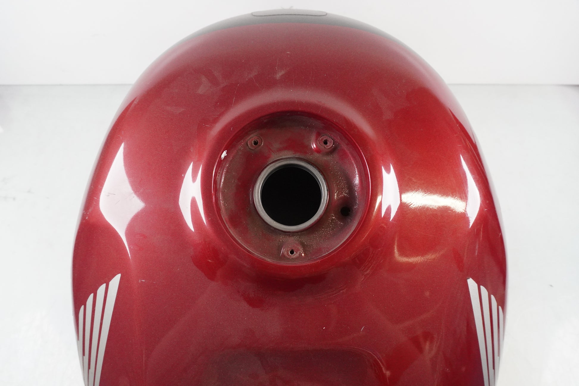 Vänster sida på Bensintank från en Honda CBR 900 RR -2003 motorcykel.