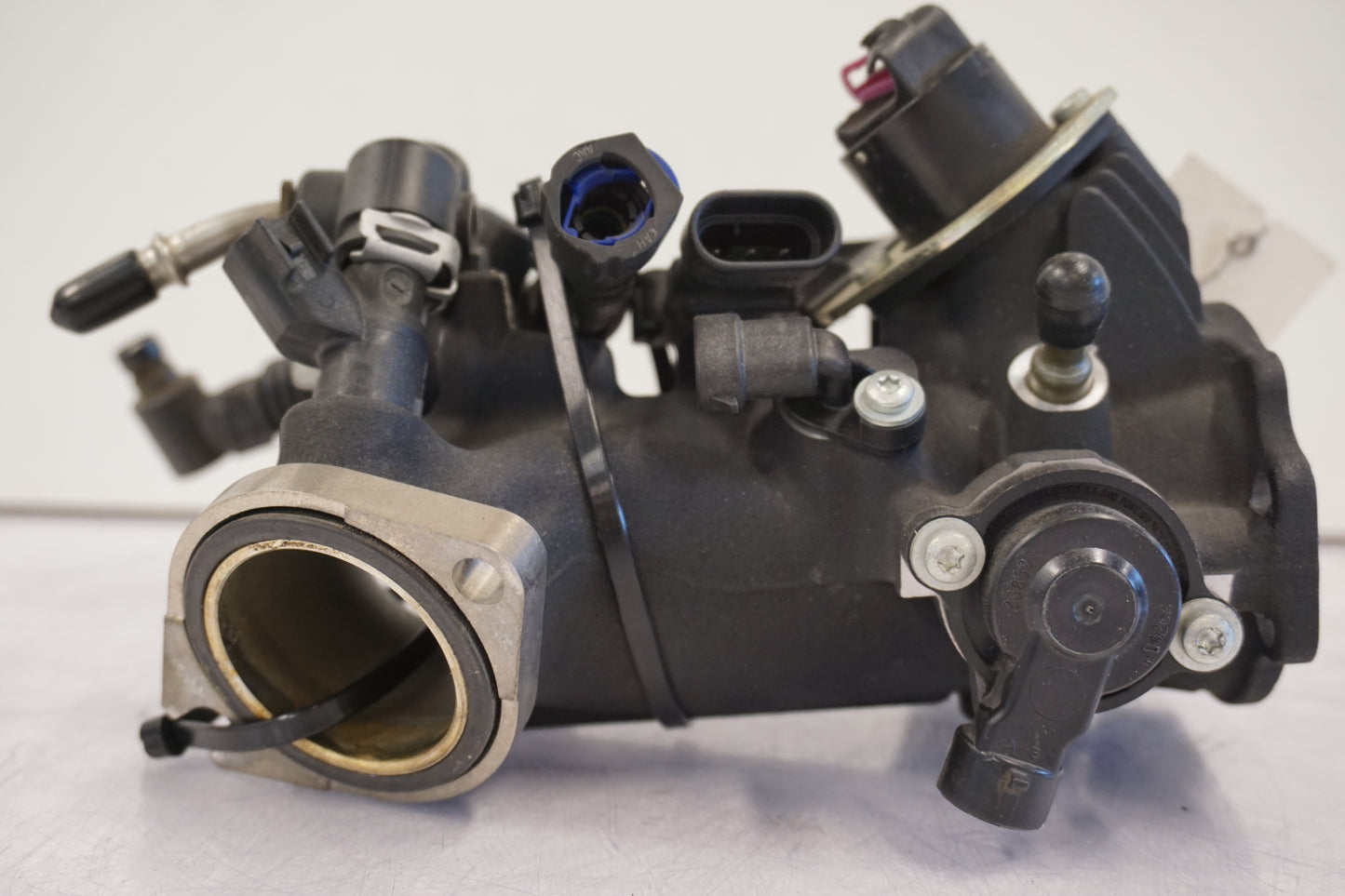 Höger sida på Spjällhus från en H-D Dyna Street Bob FXDB/I -2007 motorcykel.