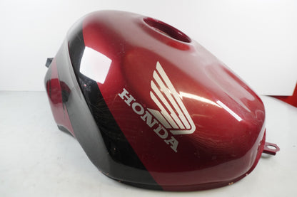 Snett nerifrån på Bensintank från en Honda CBR 900 RR -2003 motorcykel.