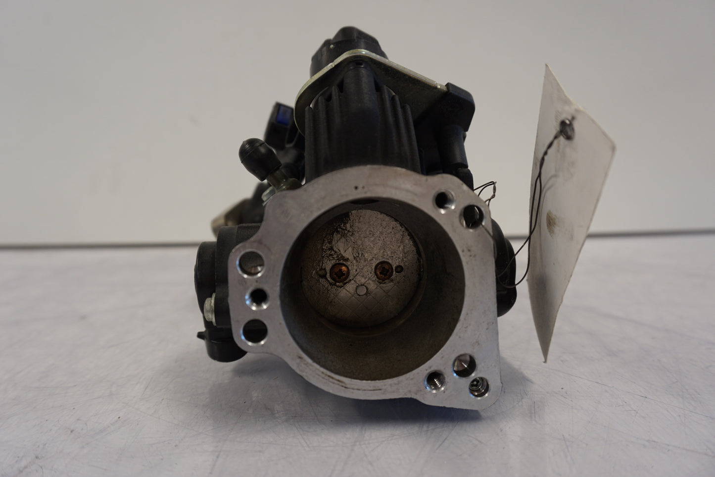 Vänster sida på Spjällhus från en H-D Dyna Street Bob FXDB/I -2007 motorcykel.