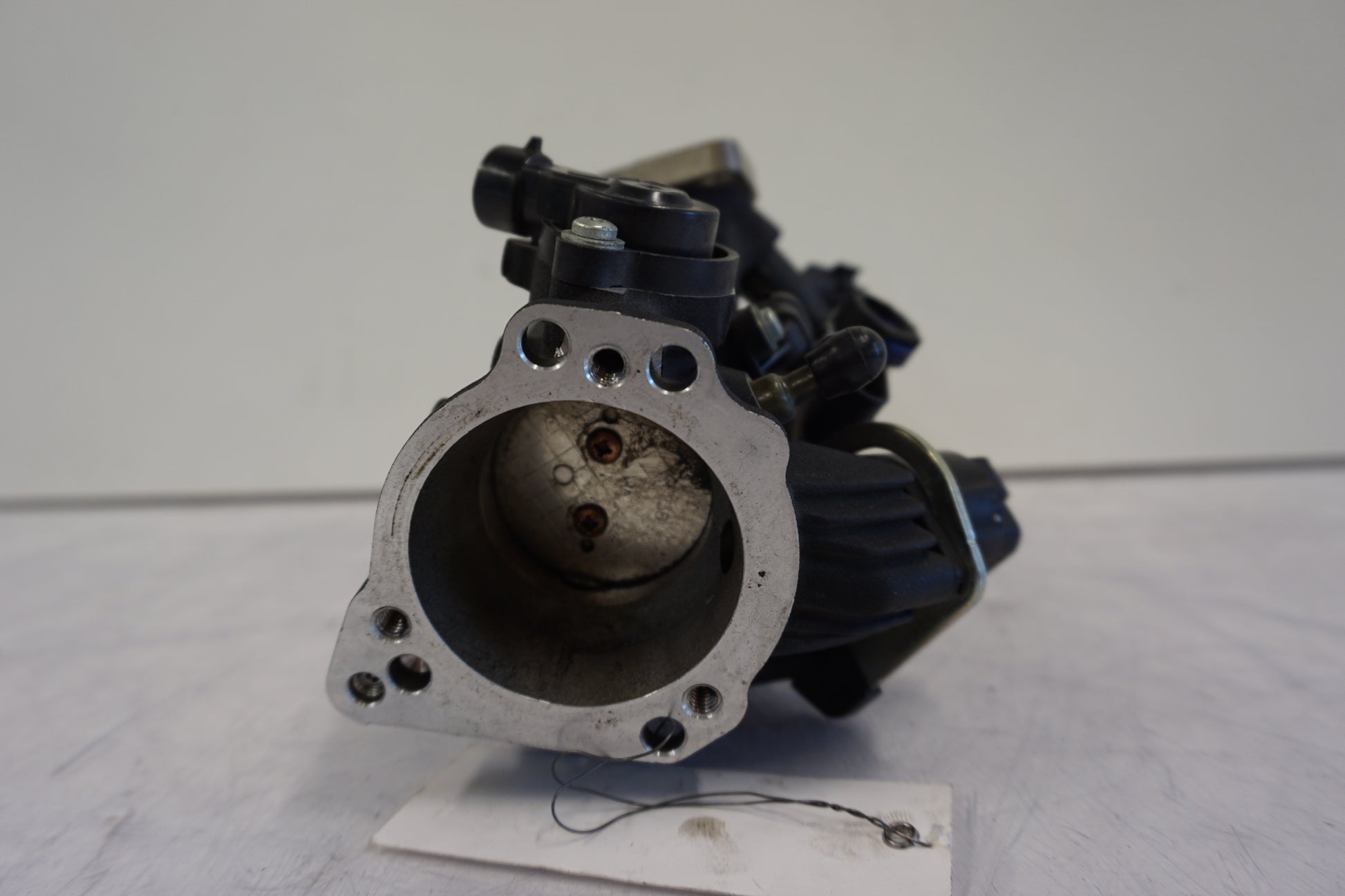 Snett nerifrån på Spjällhus från en H-D Dyna Street Bob FXDB/I -2007 motorcykel.