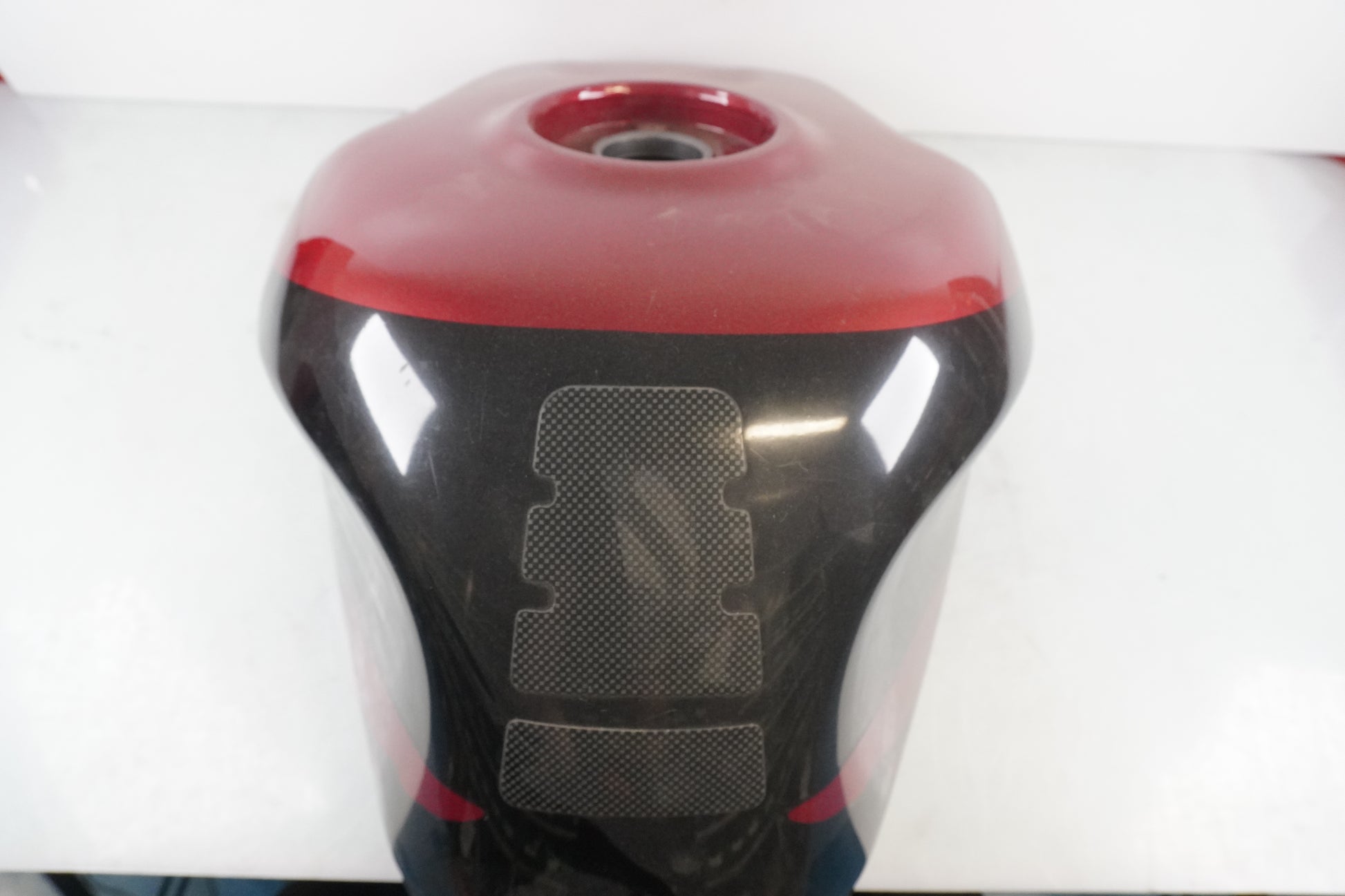 Extrabild3 på Bensintank från en Honda CBR 900 RR -2003 motorcykel.