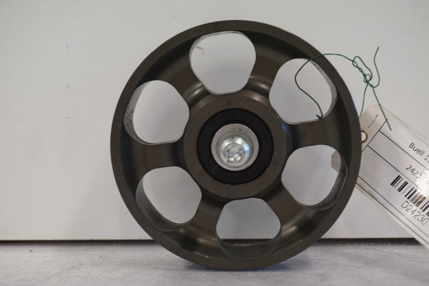 Framsidan på Remsspännhjul från en Buell 1125 CR -2009 motorcykel.