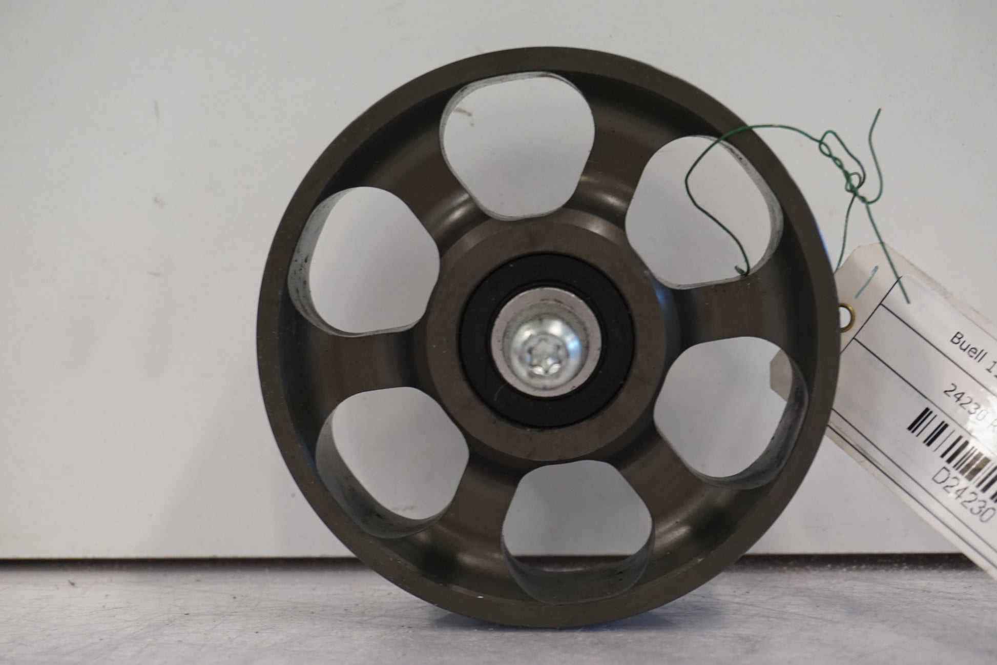 Framsidan på Remsspännhjul från en Buell 1125 CR -2009 motorcykel.