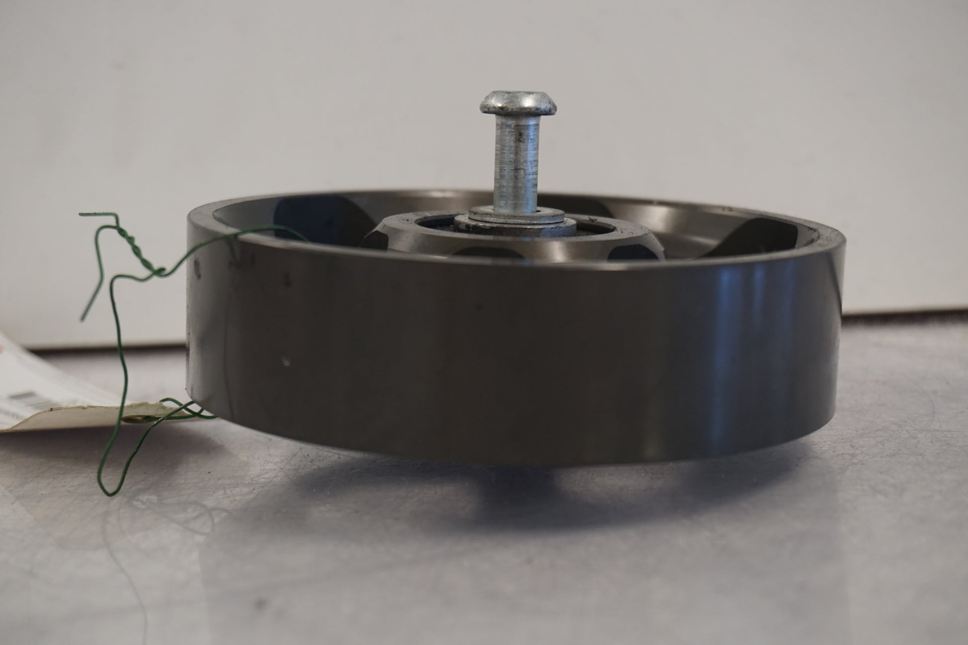 Höger sida på Remsspännhjul från en Buell 1125 CR -2009 motorcykel.