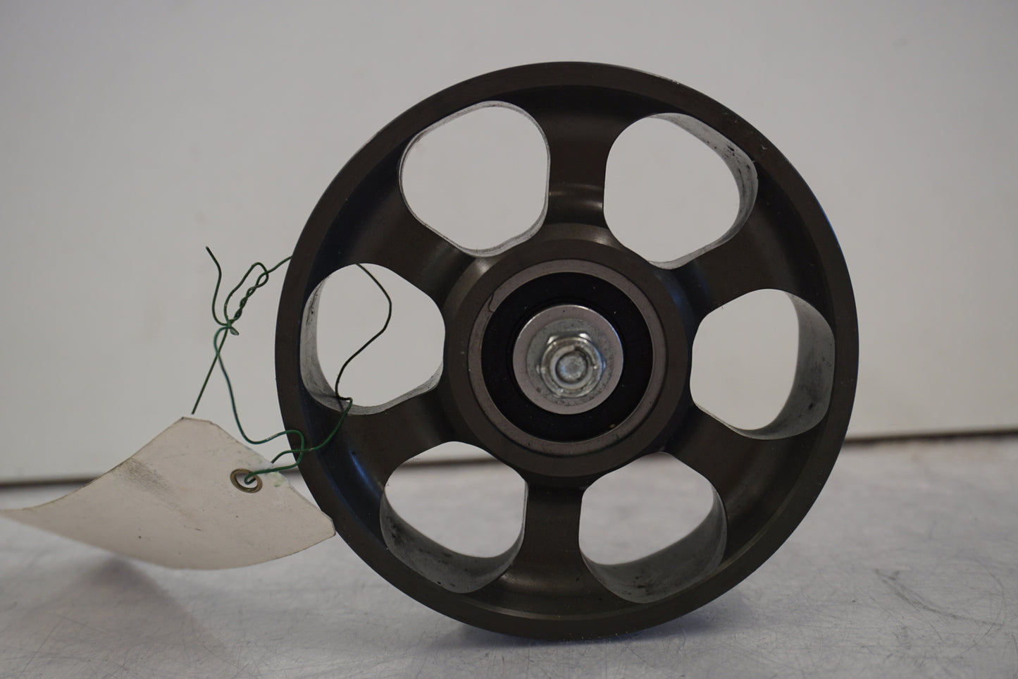 Vänster sida på Remsspännhjul från en Buell 1125 CR -2009 motorcykel.