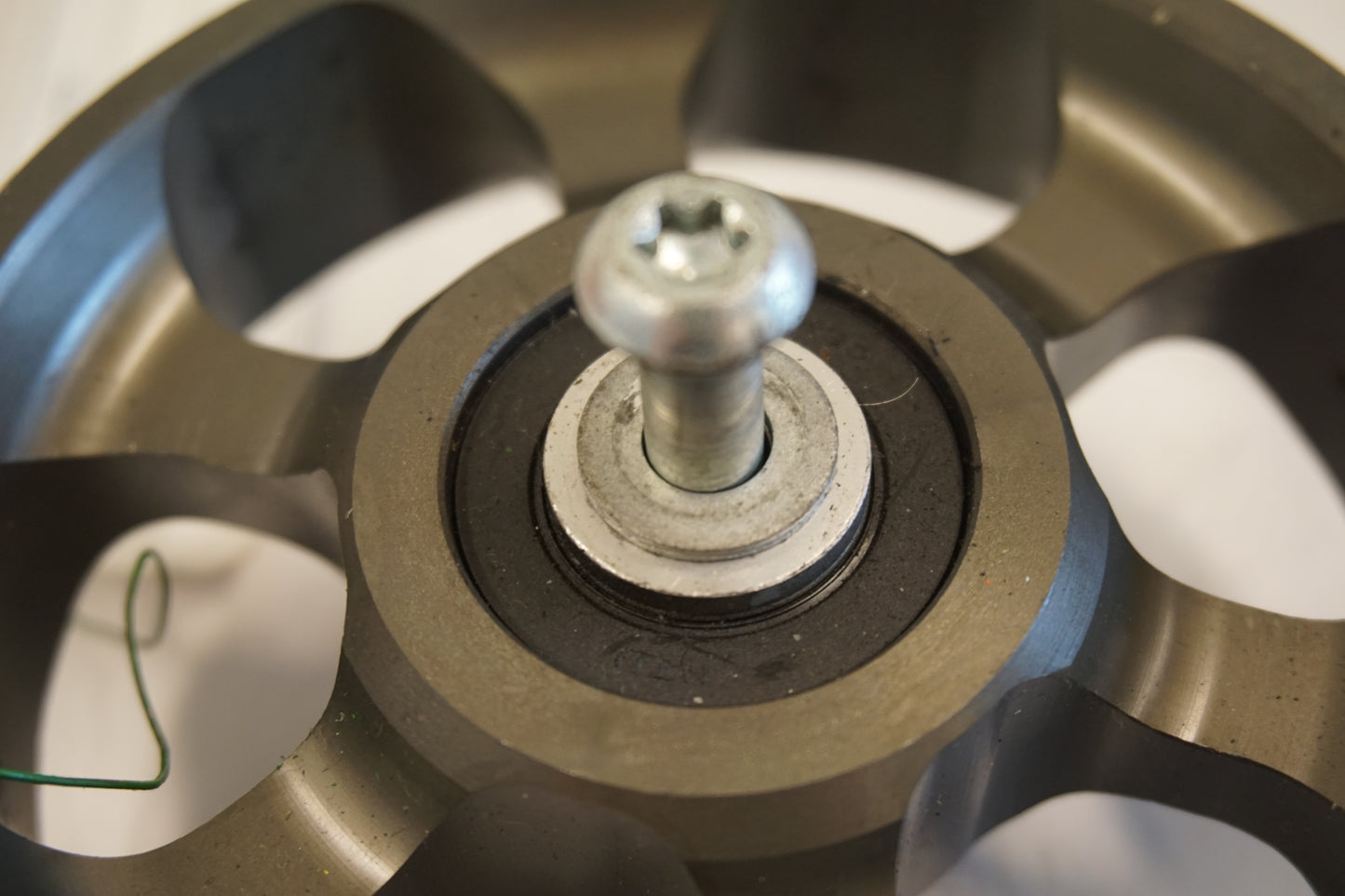 Snett uppifrån på Remsspännhjul från en Buell 1125 CR -2009 motorcykel.