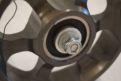 Snett nerifrån på Remsspännhjul från en Buell 1125 CR -2009 motorcykel.