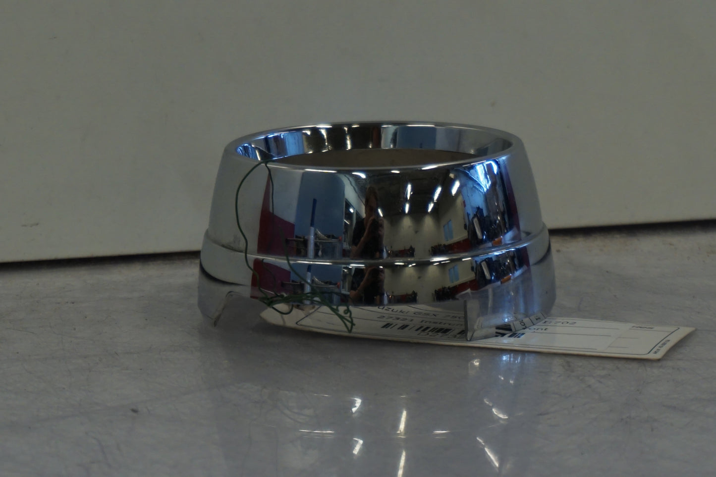 Baksidan på Instrumentkromfront från en Suzuki GSX 750 -2002 motorcykel.