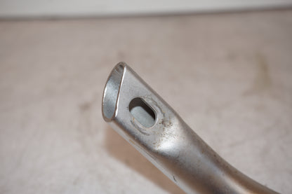 Snett nerifrån på Motorskyddsbåge från en BMW R 1200 GS -2015 motorcykel.