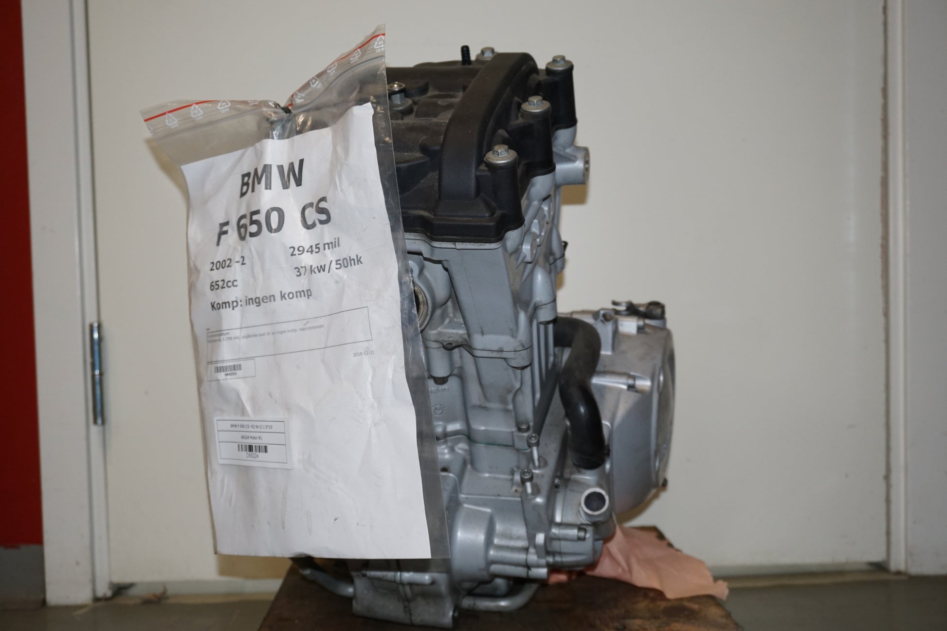 Baksidan på Motor från en BMW F 650 CS -2002 motorcykel.