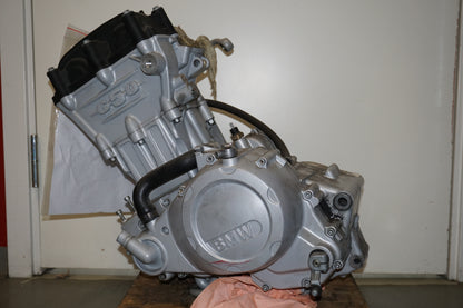 Höger sida på Motor från en BMW F 650 CS -2002 motorcykel.