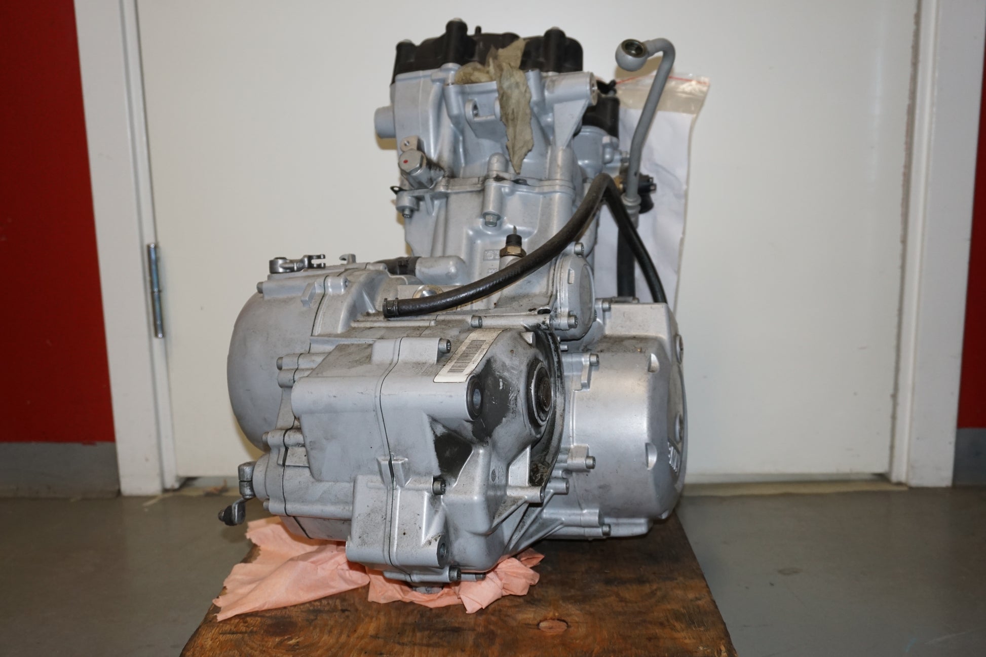 Vänster sida på Motor från en BMW F 650 CS -2002 motorcykel.