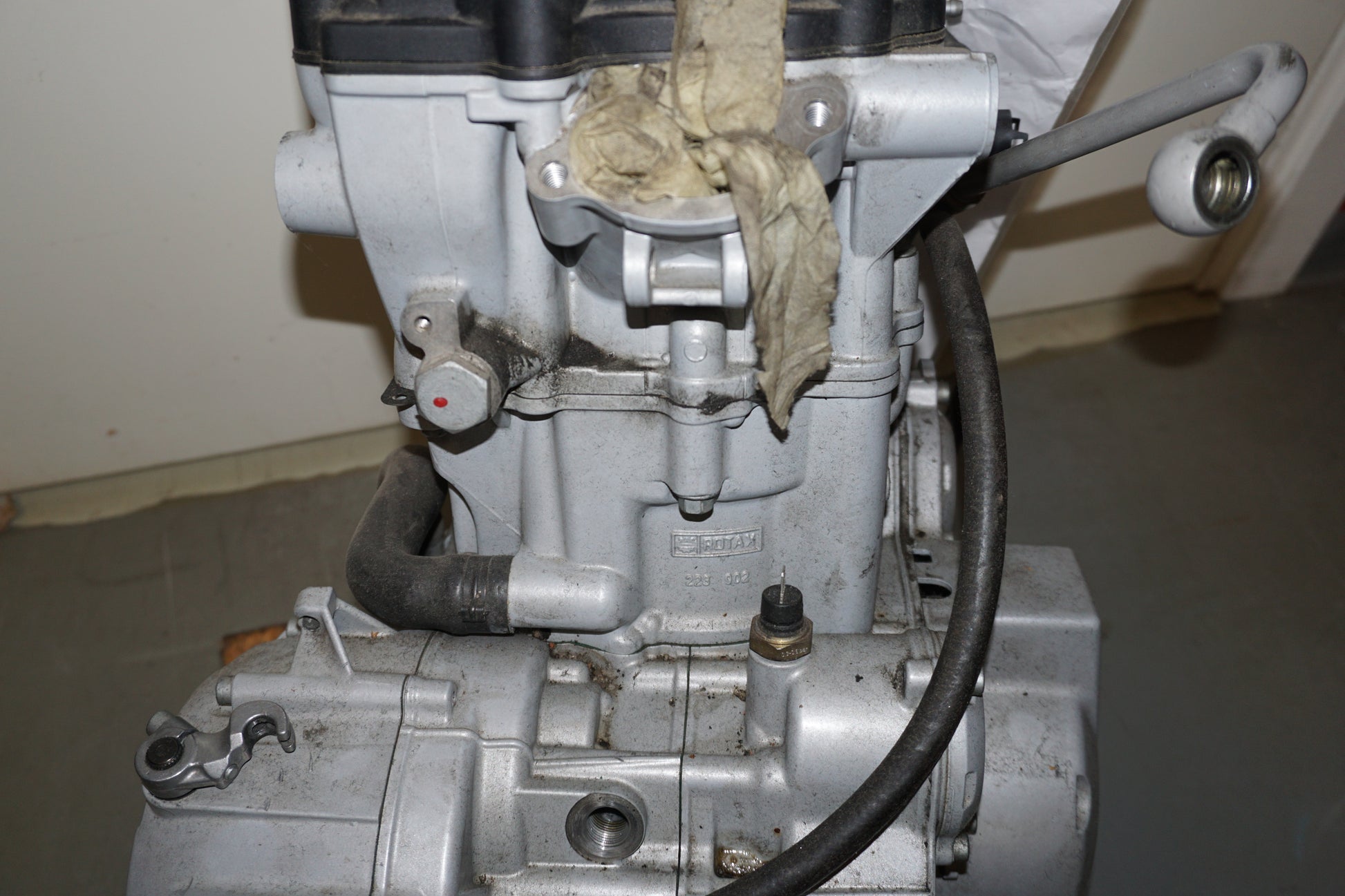 Snett uppifrån på Motor från en BMW F 650 CS -2002 motorcykel.