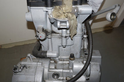 Snett uppifrån på Motor från en BMW F 650 CS -2002 motorcykel.