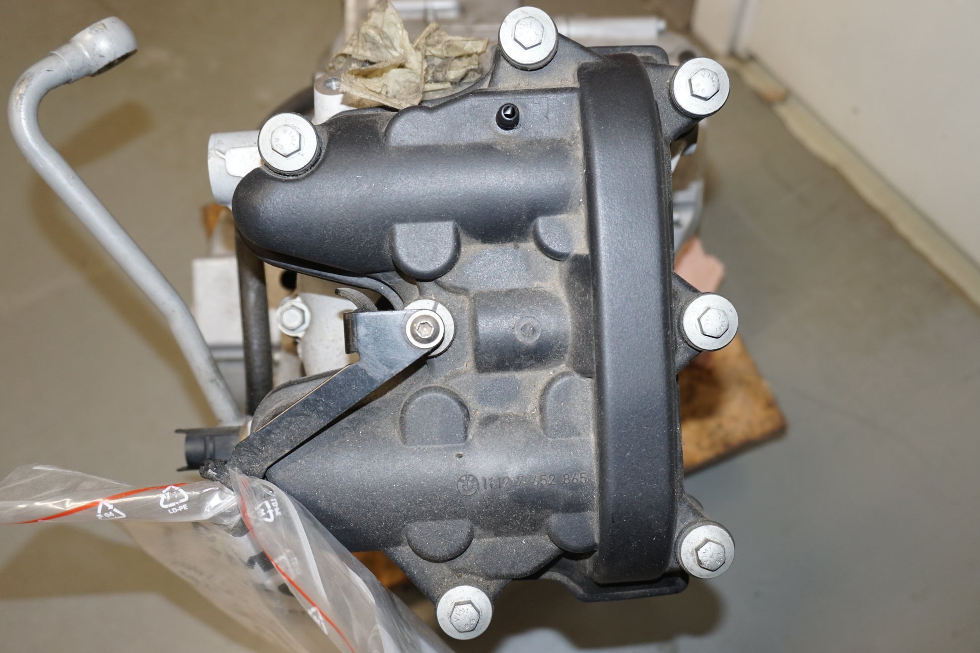 Snett nerifrån på Motor från en BMW F 650 CS -2002 motorcykel.