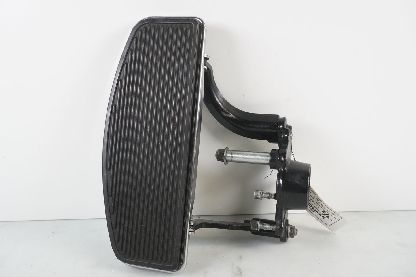 Framsidan på Fotplatta från en H-D Touring Ultra Classic FLHTCU/I -2009 motorcykel.