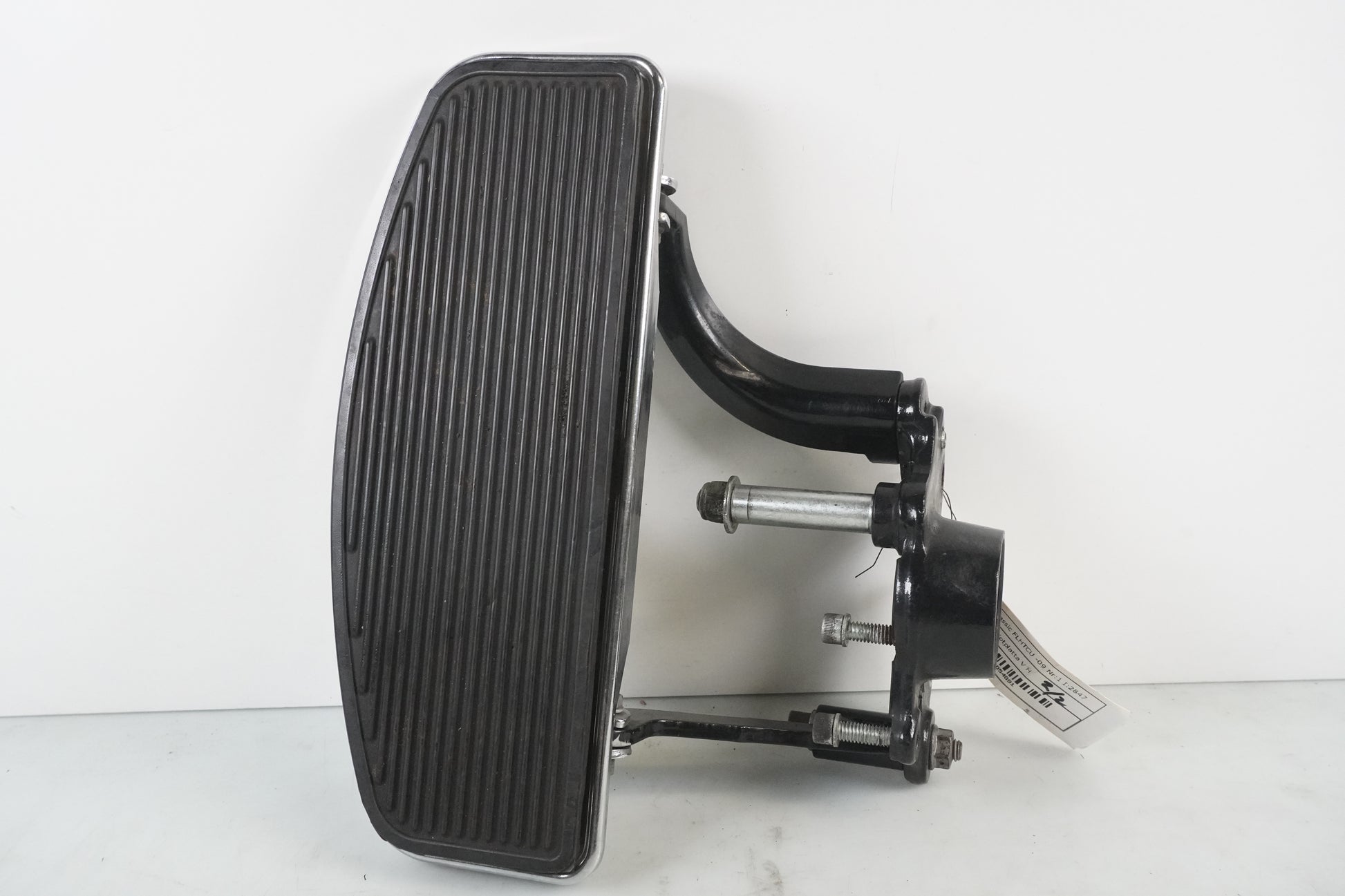 Framsidan på Fotplatta från en H-D Touring Ultra Classic FLHTCU/I -2009 motorcykel.