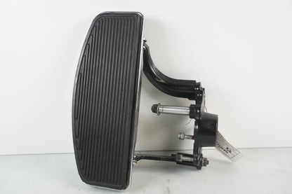 Framsidan på Fotplatta från en H-D Touring Ultra Classic FLHTCU/I -2009 motorcykel.