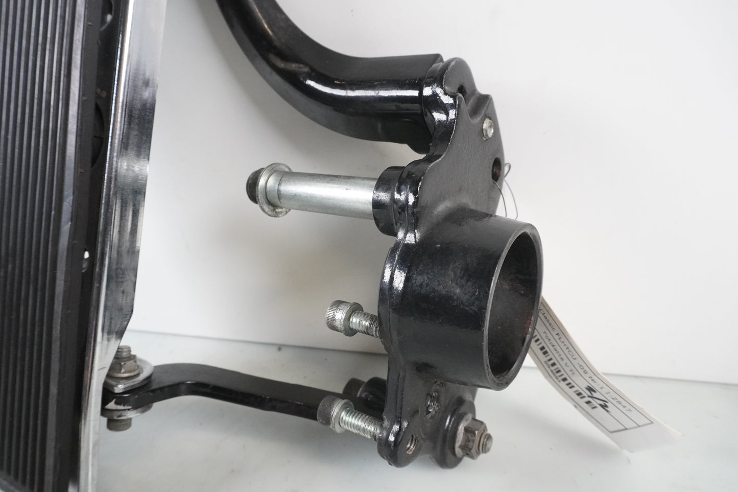 Baksidan på Fotplatta från en H-D Touring Ultra Classic FLHTCU/I -2009 motorcykel.