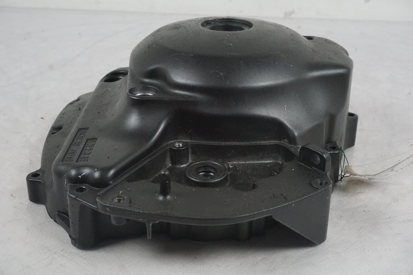 Snett uppifrån på Generatorkåpa från en Yamaha BT 1100 -2005 motorcykel.