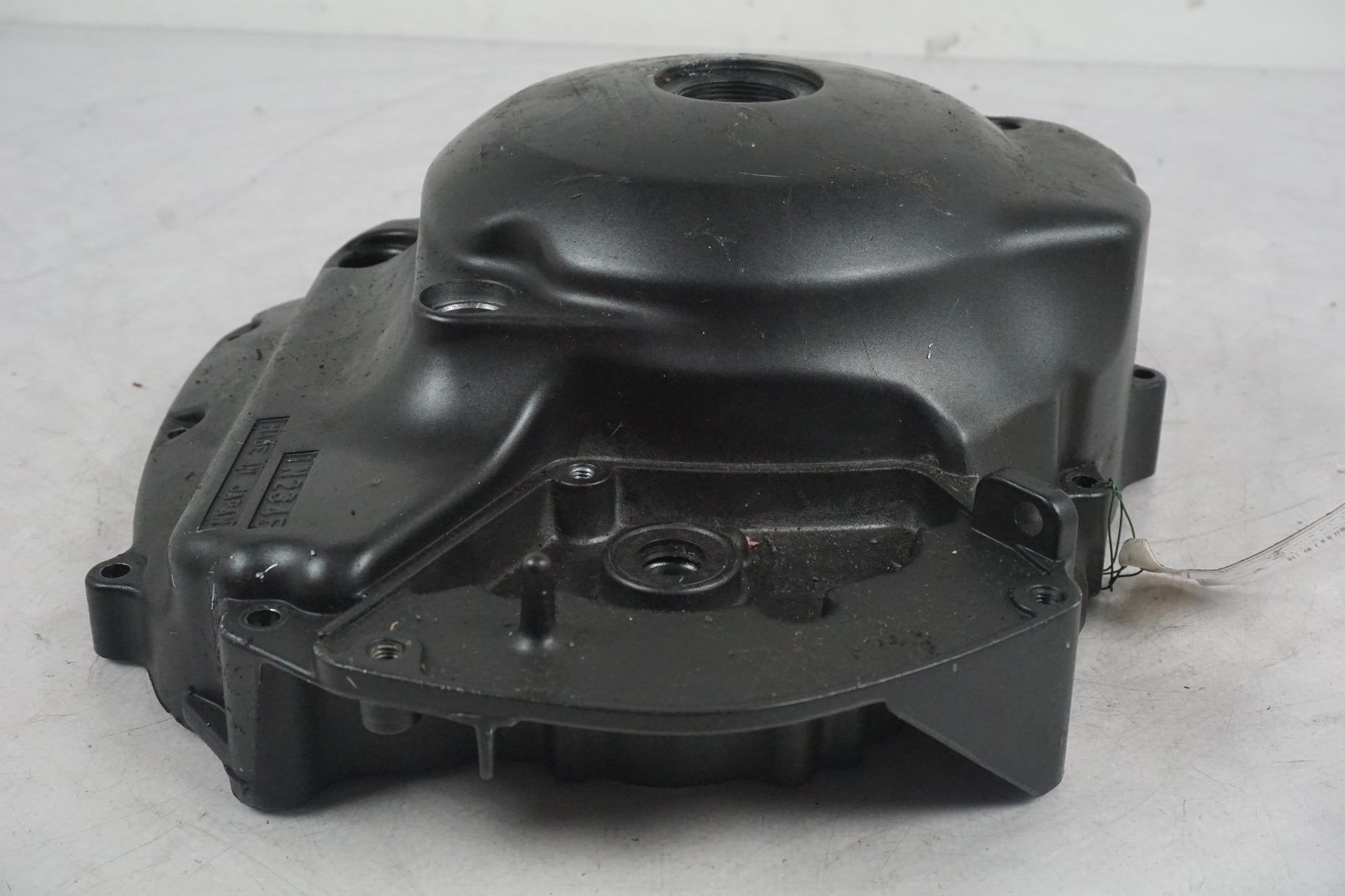 Snett uppifrån på Generatorkåpa från en Yamaha BT 1100 -2005 motorcykel.