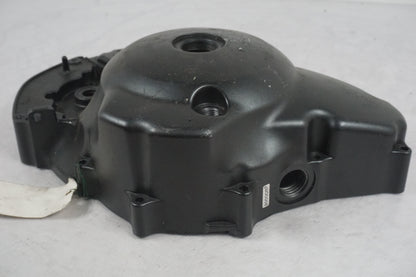 Snett nerifrån på Generatorkåpa från en Yamaha BT 1100 -2005 motorcykel.