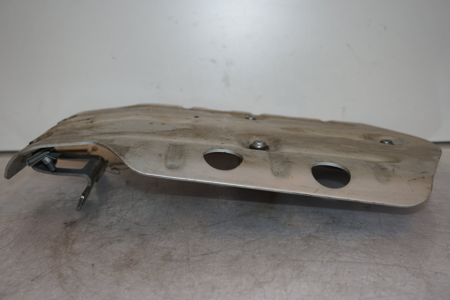 Snett nerifrån på Hasplåt från en BMW R 1200 GS -2014 motorcykel.