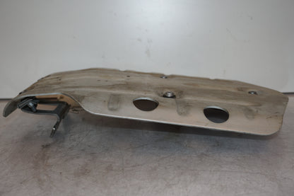 Snett nerifrån på Hasplåt från en BMW R 1200 GS -2014 motorcykel.