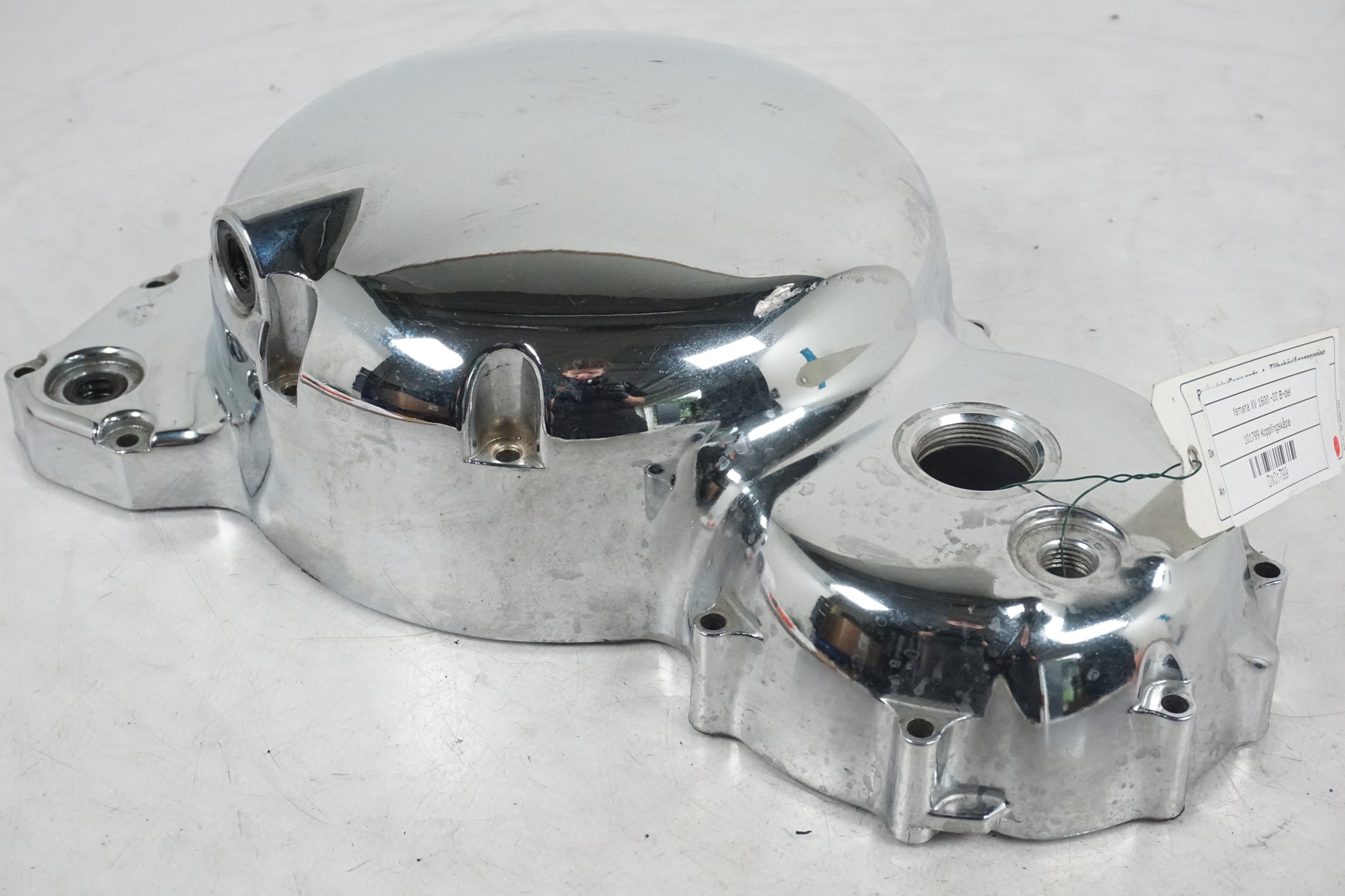 Snett nerifrån på Kopplingskåpa från en Yamaha XV 1600 -2000 motorcykel.