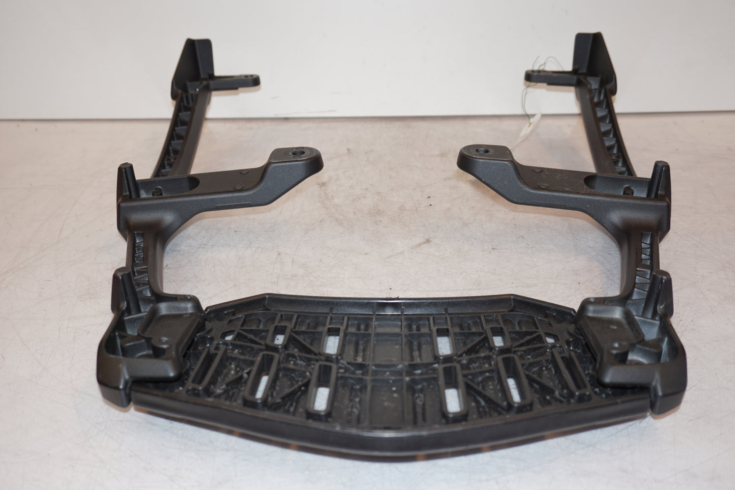 Snett nerifrån på Pakethållare från en Kawasaki Versys 1000 -2012 motorcykel.