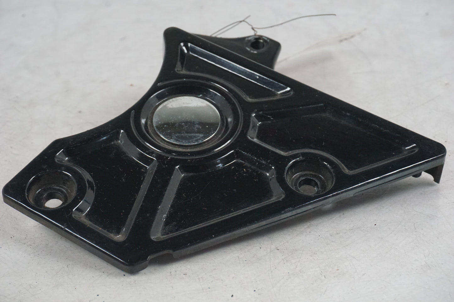 Baksidan på Motorkåpa från en Suzuki VZ 800 -2002 motorcykel.