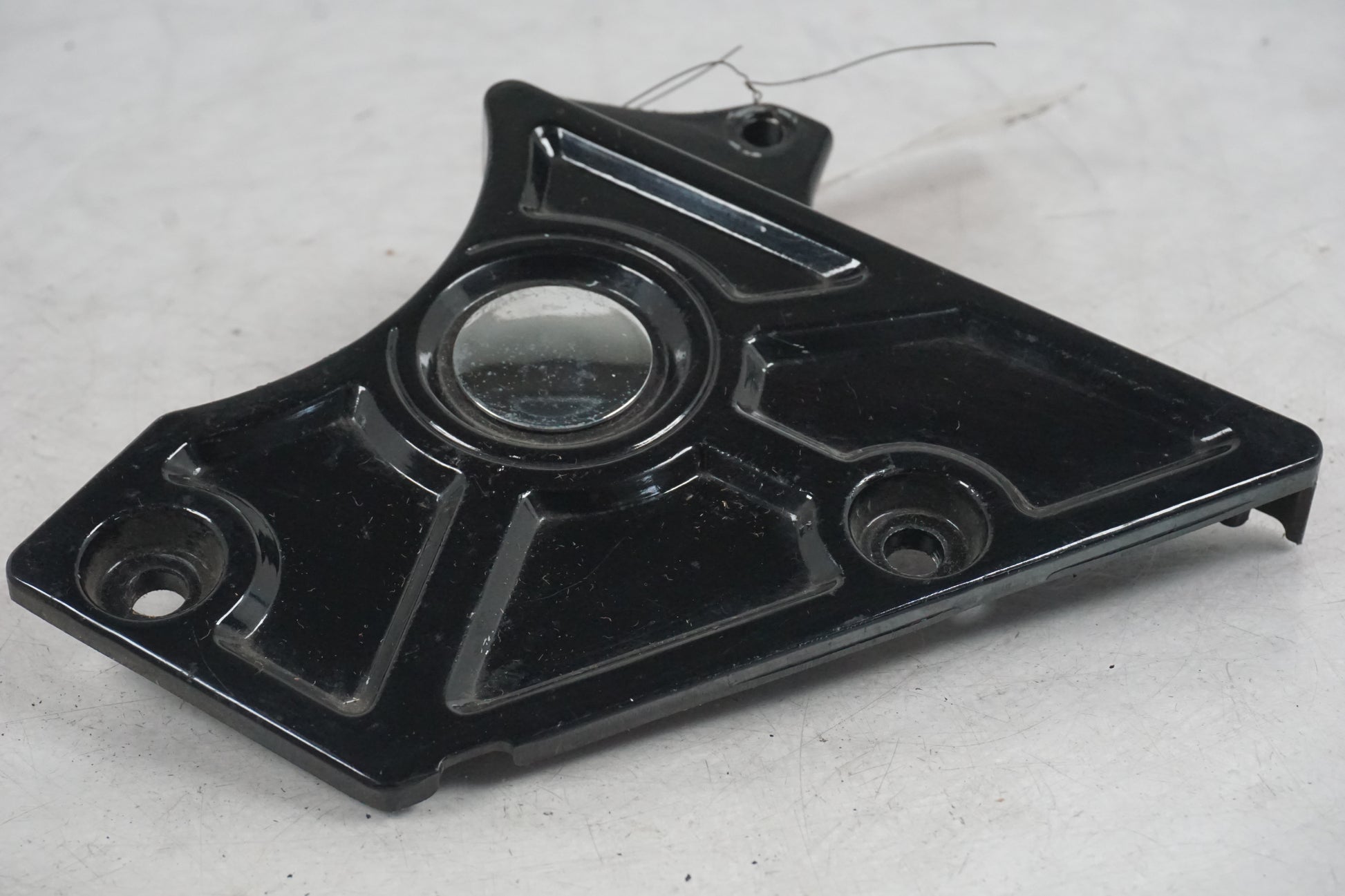 Baksidan på Motorkåpa från en Suzuki VZ 800 -2002 motorcykel.