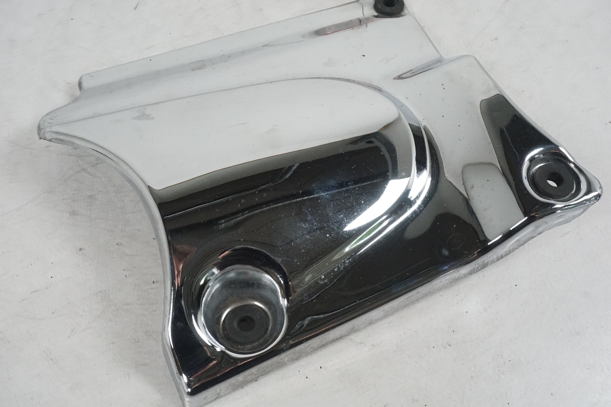 Baksidan på Motorkåpa från en Suzuki VL 800 -2003 motorcykel.