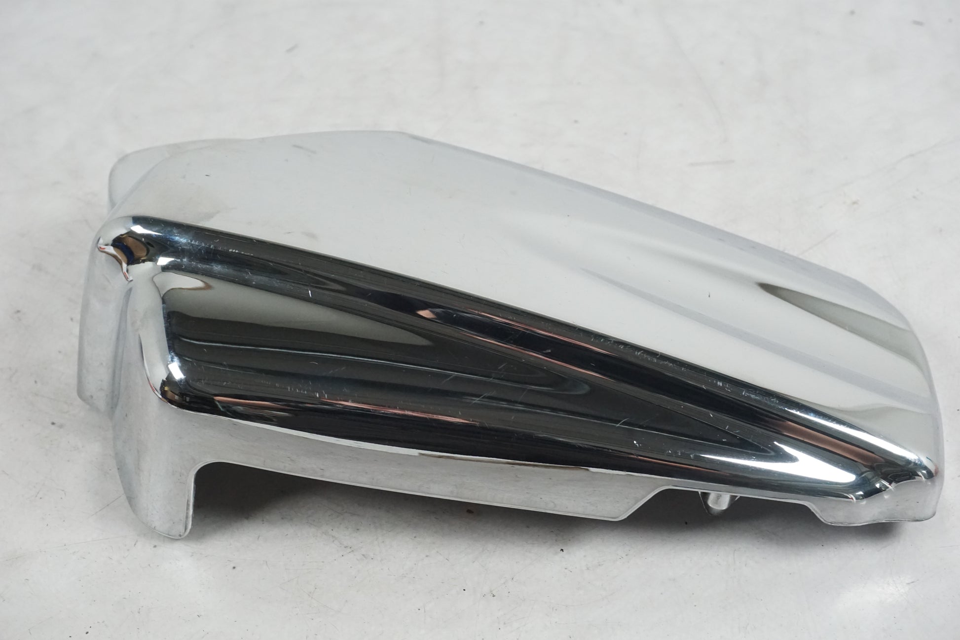 Höger sida på Motorkåpa från en Yamaha XVS 1100 -2002 motorcykel.