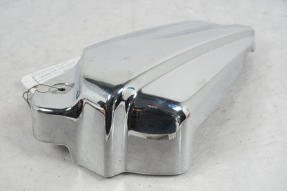 Vänster sida på Motorkåpa från en Yamaha XVS 1100 -2002 motorcykel.