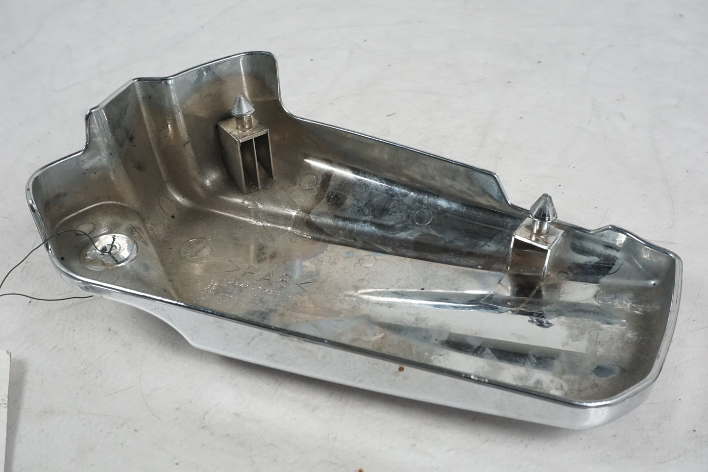 Snett uppifrån på Motorkåpa från en Yamaha XVS 1100 -2002 motorcykel.