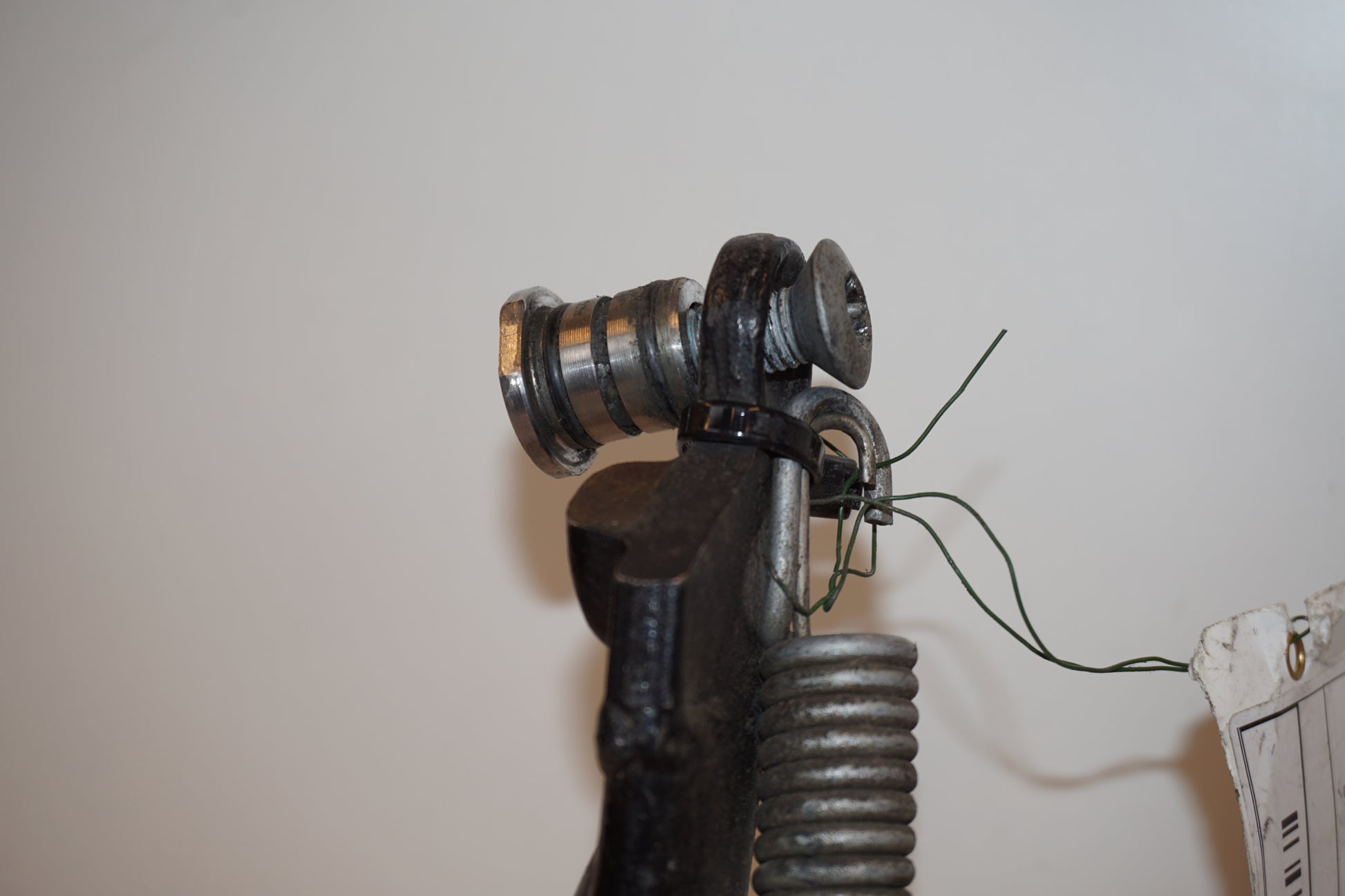 Baksidan på Centralstöd från en BMW R 1200 RT -2011 motorcykel.