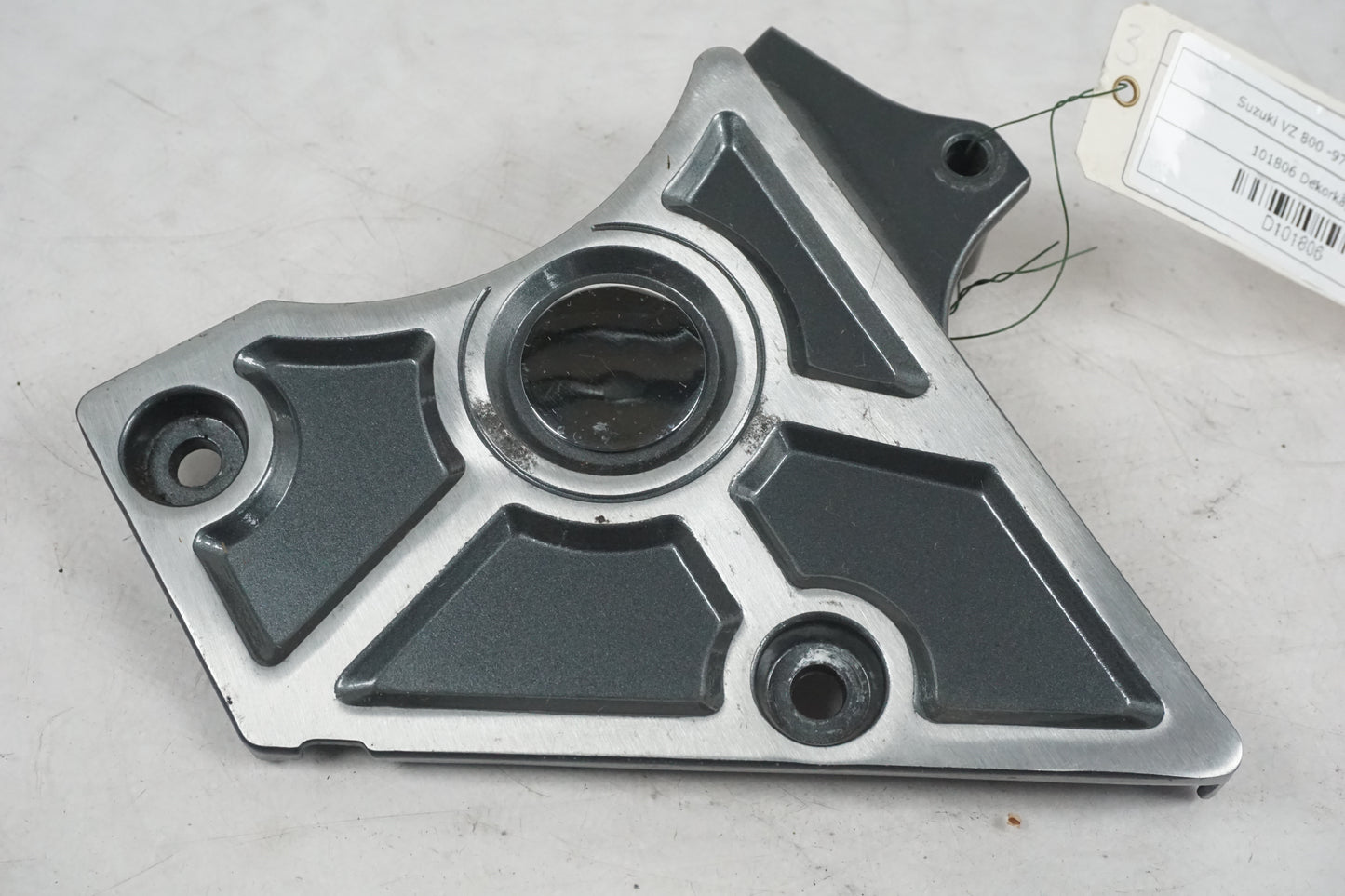 Framsidan på Dekorkåpa från en Suzuki VZ 800 -1997 motorcykel.