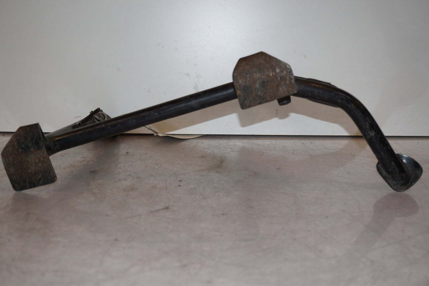 Snett uppifrån på Centralstöd från en BMW R 1200 RT -2011 motorcykel.