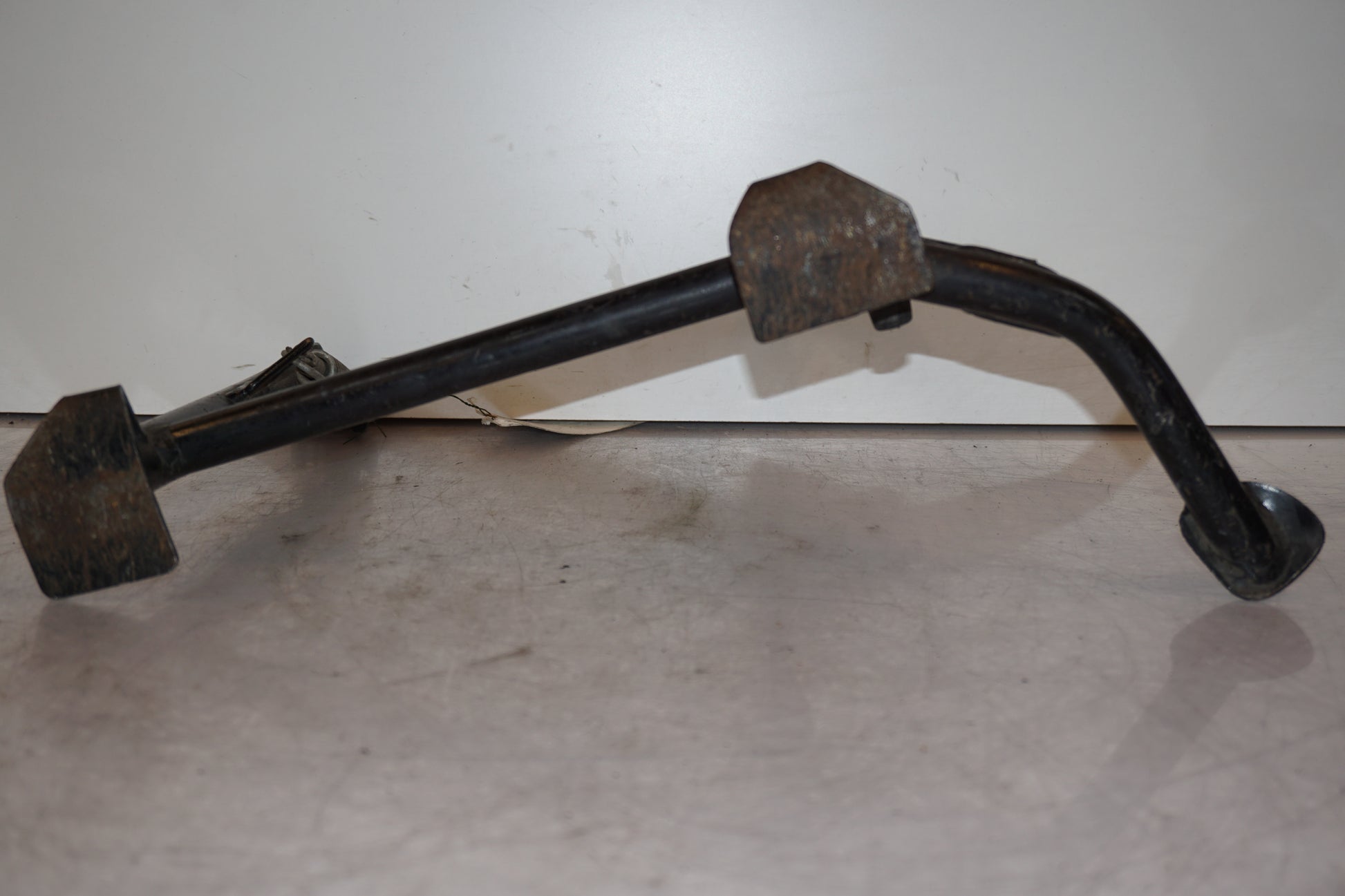 Snett uppifrån på Centralstöd från en BMW R 1200 RT -2011 motorcykel.