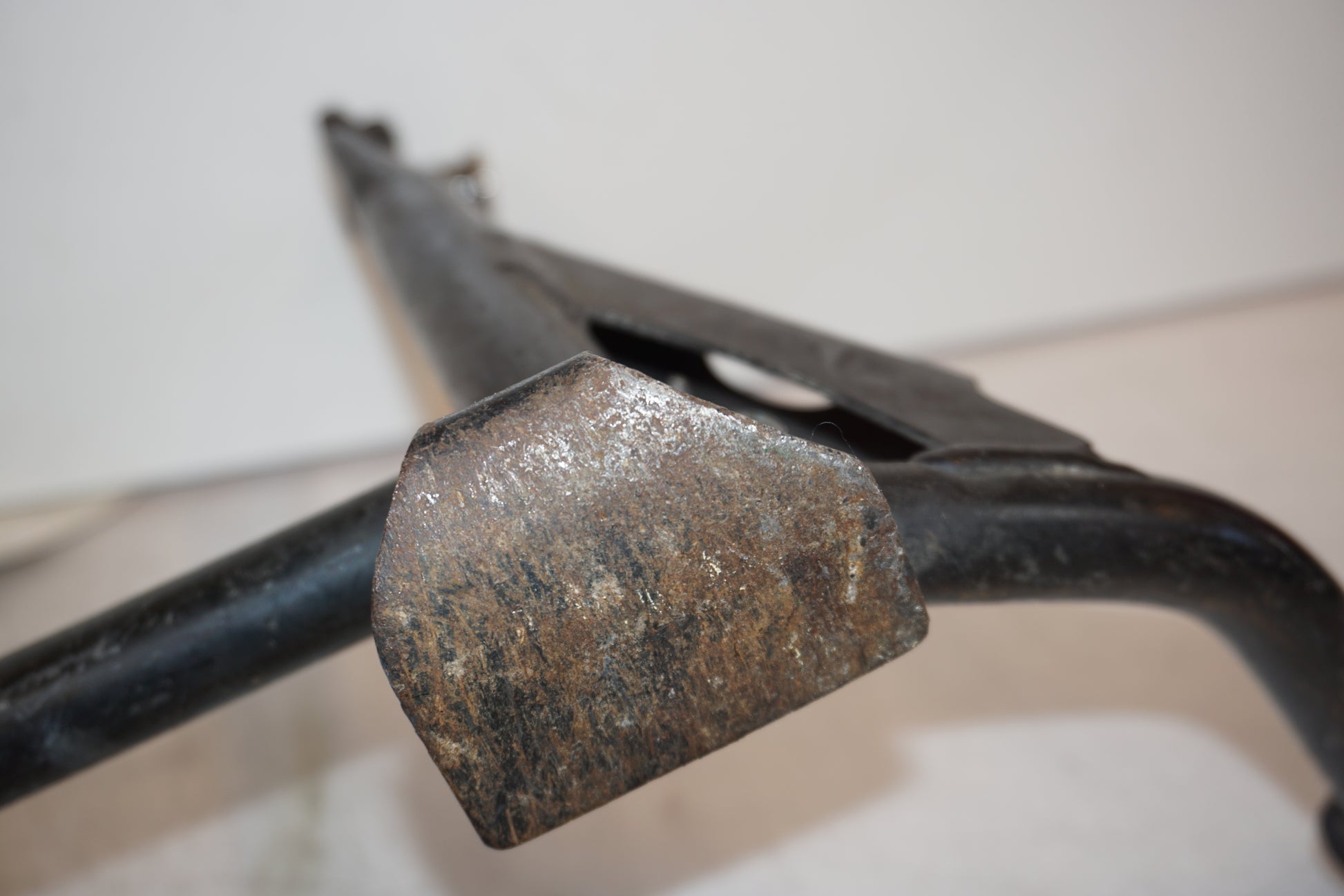 Snett nerifrån på Centralstöd från en BMW R 1200 RT -2011 motorcykel.