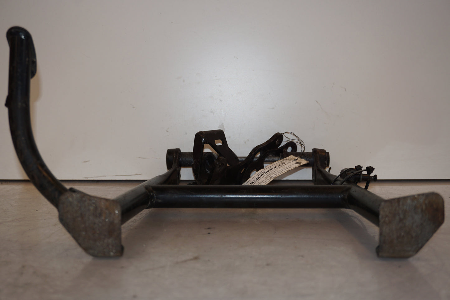 Baksidan på Centralstöd från en BMW R 1100 GS -1998 motorcykel.