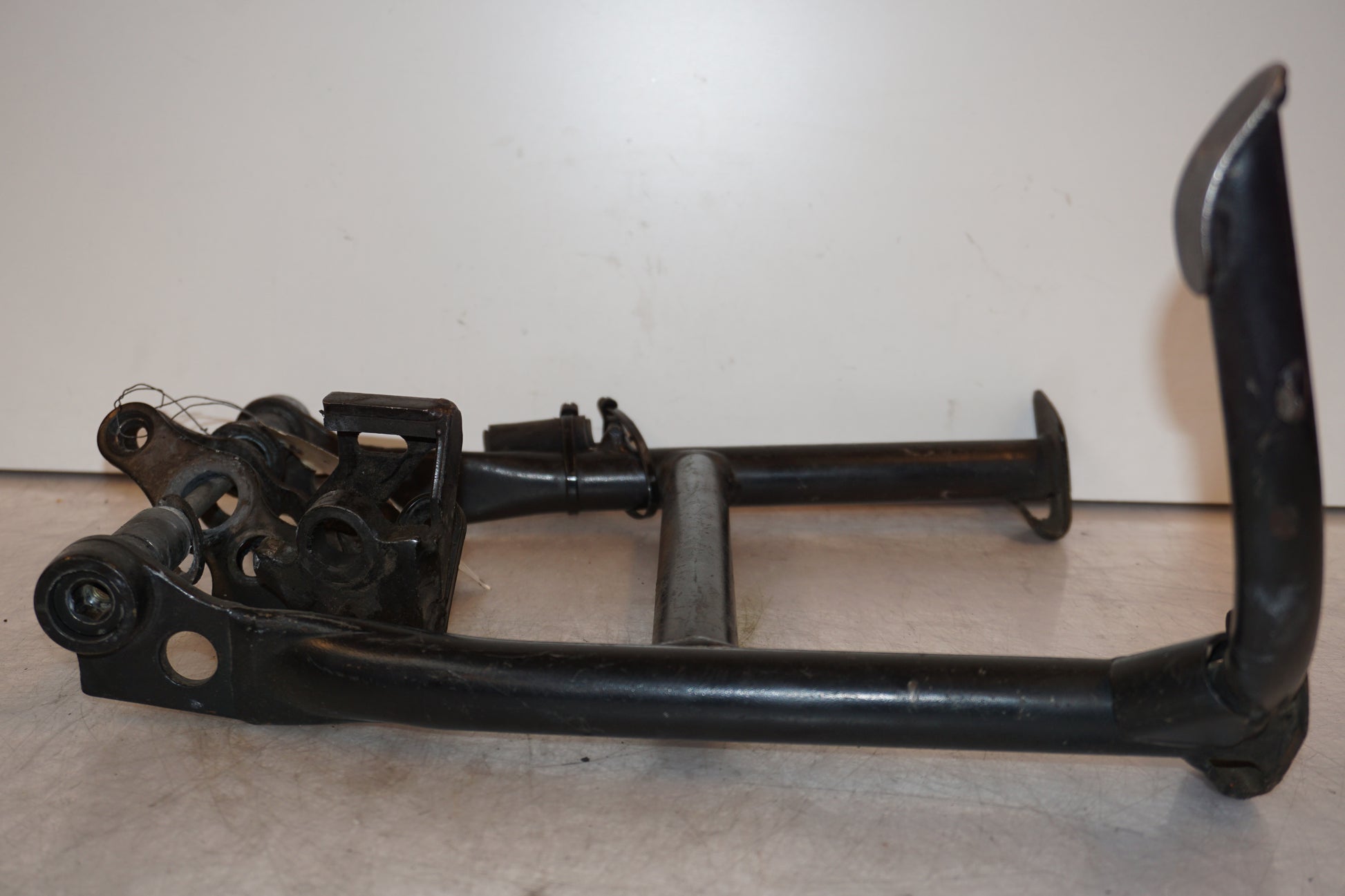 Vänster sida på Centralstöd från en BMW R 1100 GS -1998 motorcykel.