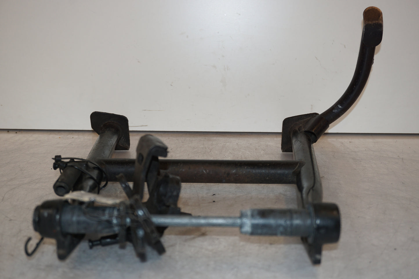 Snett nerifrån på Centralstöd från en BMW R 1100 GS -1998 motorcykel.