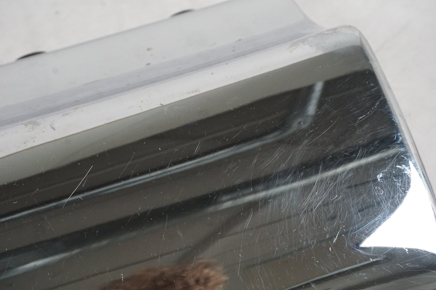 Snett nerifrån på Dekorkåpa från en Suzuki VL 1500 -1998 motorcykel.